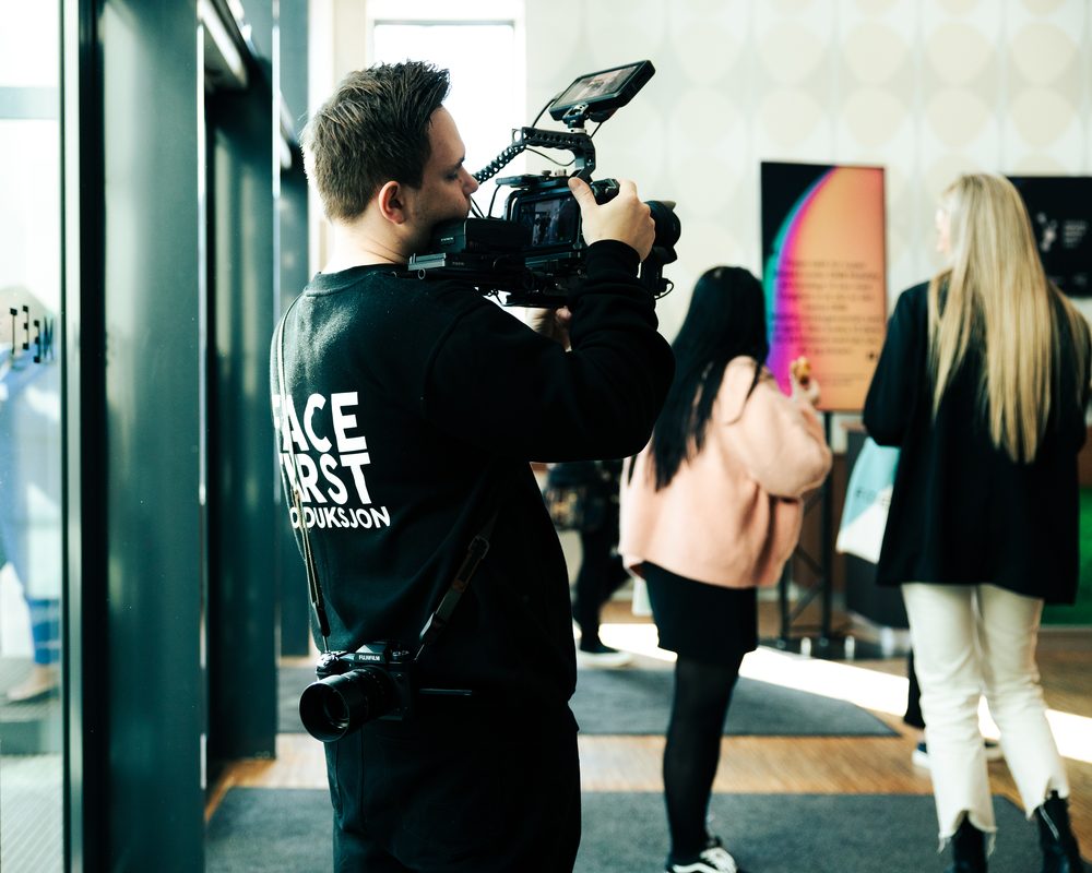 Fotograf fra Facefirst filmer med videokamera under et kundeoppdrag